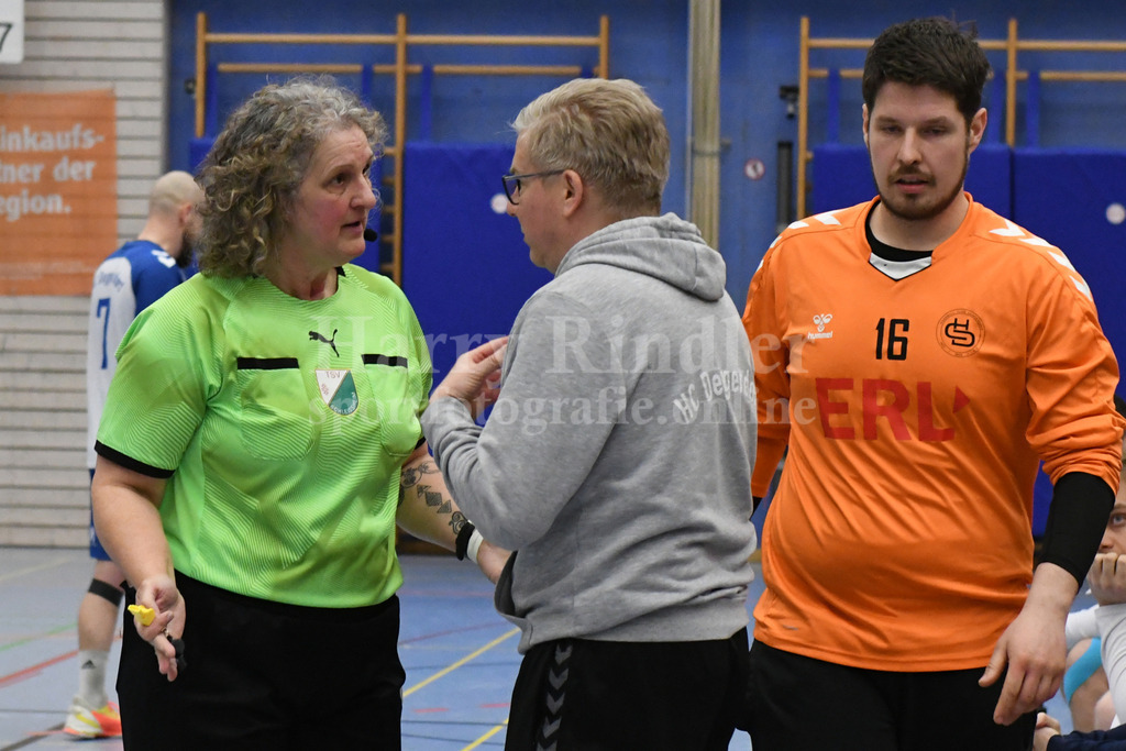 HC Deggendorf : Burghausen II | Diskussion mit der Schiedsricherin Kai-Uwe  Herrlich  (Trainer HC Deggendorf) - Realisiert mit Pictrs.com