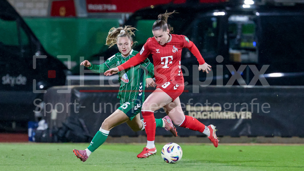 Fussball, Google Pixel Frauen-Bundesliga, SV Werder Bremen - 1. FC Köln | v.li.: Michelle Weiß (SV Werder Bremen, 15) und Adriana Achcinska (1. FC Köln, 9) im Zweikampf, Duell, Dynamik, Aktion, Action, Spielszene, DIE DFB-RICHTLINIEN UNTERSAGEN JEGLICHE NUTZUNG VON FOTOS ALS SEQUENZBILDER UND/ODER VIDEOÄHNLICHE FOTOSTRECKEN. DFB REGULATIONS PROHIBIT ANY USE OF PHOTOGRAPHS AS IMAGE SEQUENCES AND/OR QUASI-VIDEO.