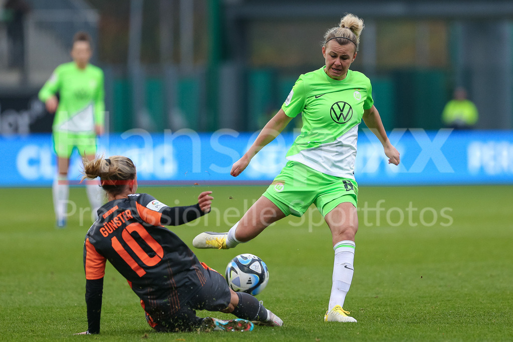 Fussball, Google Pixel Frauen-Bundesliga, VfL Wolfsburg - MSV Duisburg | v.li.: Meret Günster (MSV Duisburg, 10) und Lena Lattwein (VfL Wolfsburg, 8) im Zweikampf, Duell, Dynamik, Aktion, Action, Spielszene, DIE DFB-RICHTLINIEN UNTERSAGEN JEGLICHE NUTZUNG VON FOTOS ALS SEQUENZBILDER UND/ODER VIDEOÄHNLICHE FOTOSTRECKEN. DFB REGULATIONS PROHIBIT ANY USE OF PHOTOGRAPHS AS IMAGE SEQUENCES AND/OR QUASI-VIDEO.