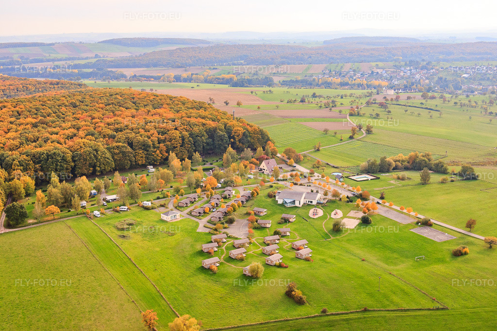 Vue aérienne: Camping SEASONOVA Les Vosges du Nord - Oberbronn à Oberbronn dans le département Bas Rhin, France.Photo: IMG_084784.jpg prise le 24/10/2015 par Werner Riehm/FLY-FOTO.euRésolution de l'original: 5472 x 3648 pxLes Vosges du Nord - Seasonova | Campings Normandie, Bretagne, Pays de La Loire et Alsace