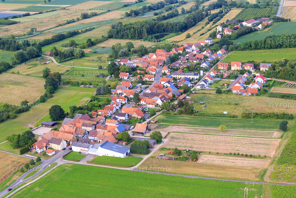 Luftbild: Dorfansicht aus Südwesten in Hergersweiler im Bundesland Rheinland-Pfalz in Deutschland. Foto: IMG_090249.jpg vom 26.06.2016 durch Werner Riehm/FLY-FOTO.de
