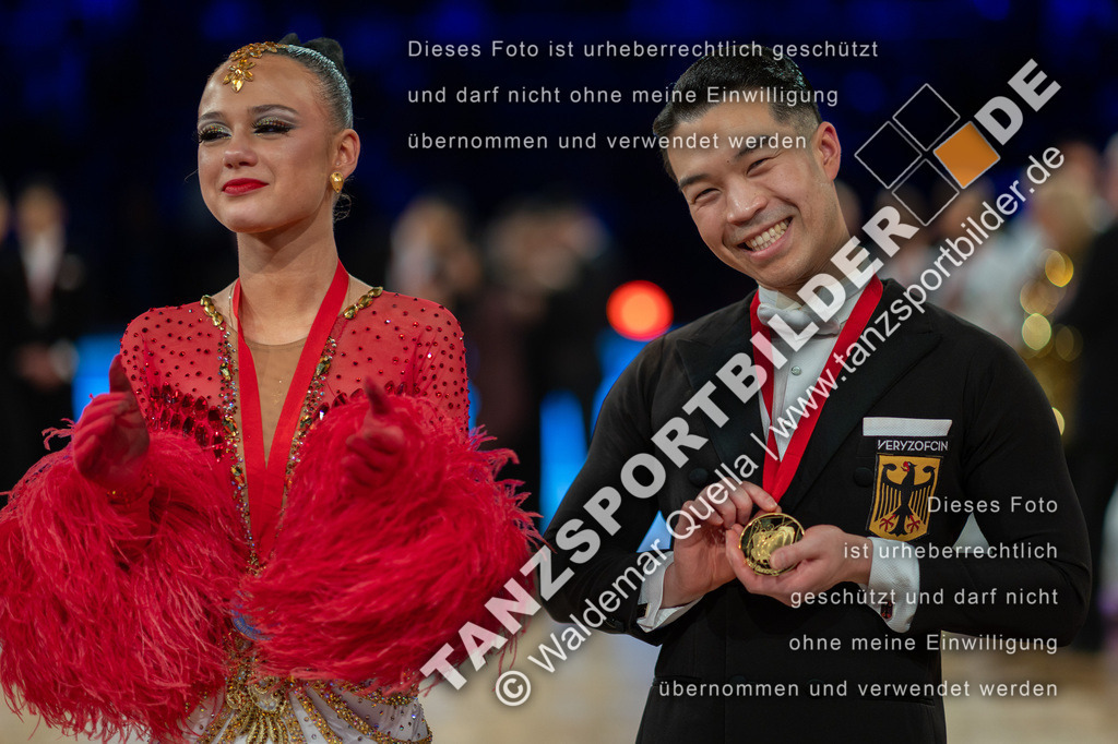20251206-05937 | Hier finden Sie Tanz Bilder vom Latein und Standard Formationen tanzen. Sportbilder vom Tanzsport. Schöne Fotos und von Weltmeisterschaft, Europameisterschaft, Bundesliga, Regionalliga, Oberliga und Landesliga sowie von GOC Stuttgart, DanceComp, WM Bremen
