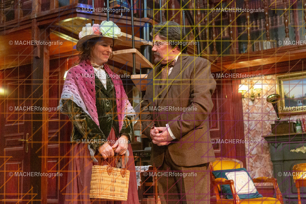 110_MFL-2025 | Portraitbilder von Regisseur; Darsteller; Techniker; Maske; Kostüme; Chor; Musiker; Bilderserie der Generalprobe und der Premierenvorstellung, Szenenbilder; Ausdrucksstudien; Bühnenüberblick; Bühnenkulissen; Pressefotos inkl. Redaktionsfoto Darstellergruppe.