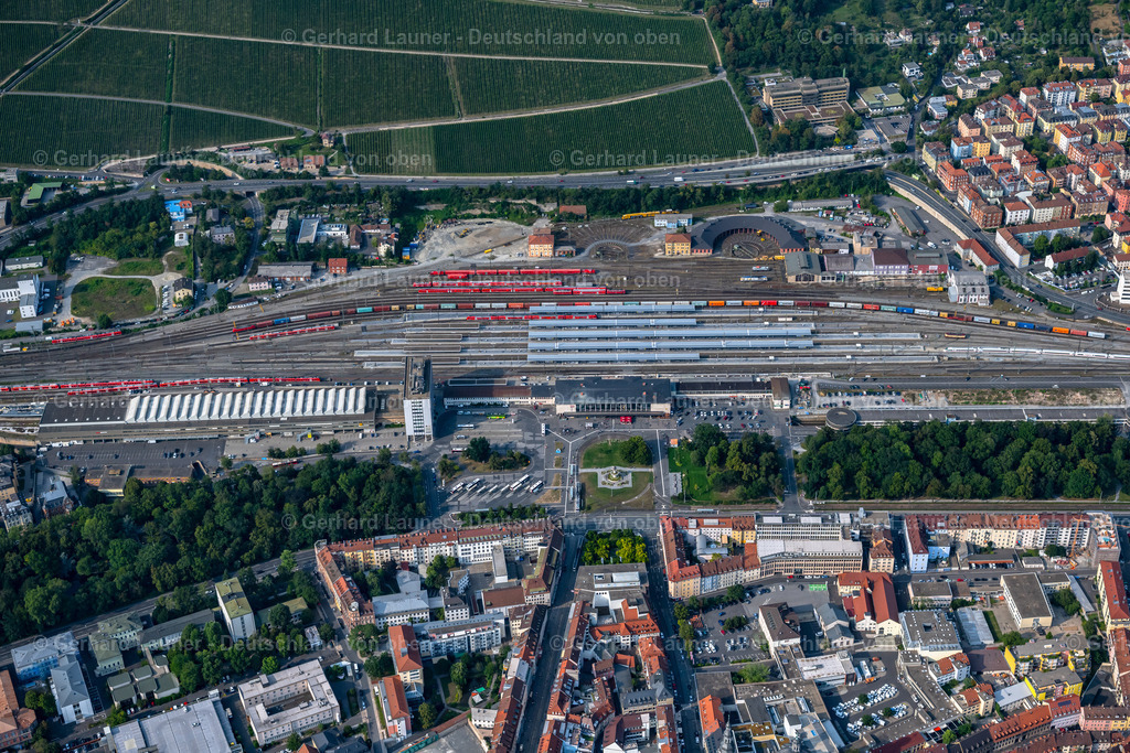 4047753 | WüRZBURG 21.08.2021 Gleisverlauf und Gebäude des Hauptbahnhofes der Deutschen Bahn in Würzburg im Bundesland Bayern. Weiterführende Informationen bei: DB Netz AG,  DB Station &amp; Service AG. // Track progress and building of the main station of the railway in Wuerzburg in the state Bavaria. Further information at: DB Netz AG,  DB Station &amp; Service AG. Foto: Gerhard Launer