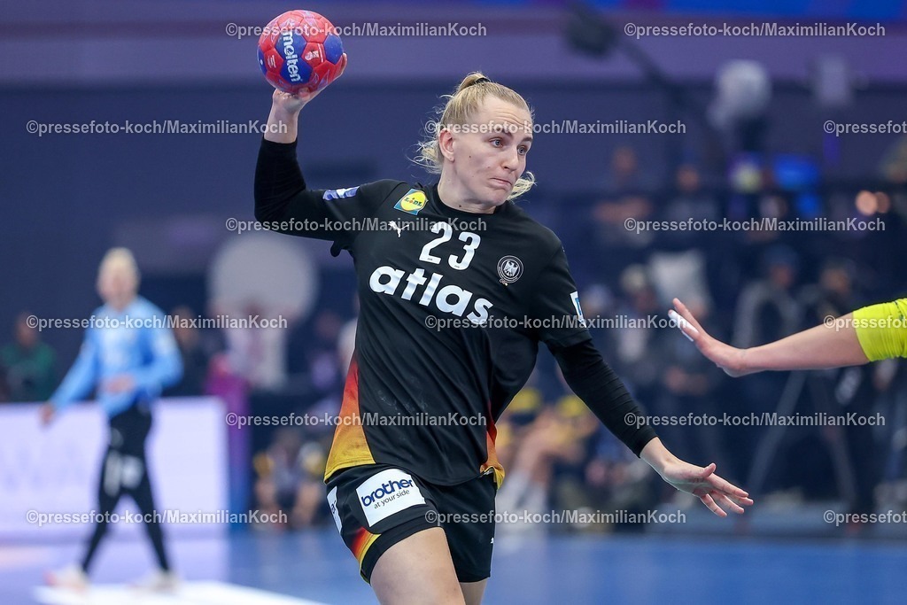 IHF09122502061 | 09.12.2025, Handball WM Frauen, Viertelfinale, Deutschland - Brasilien, 27th IHF Women's Handball World Championship, Westfalenhalle Dortmund: Annika Lott (GER #23) 