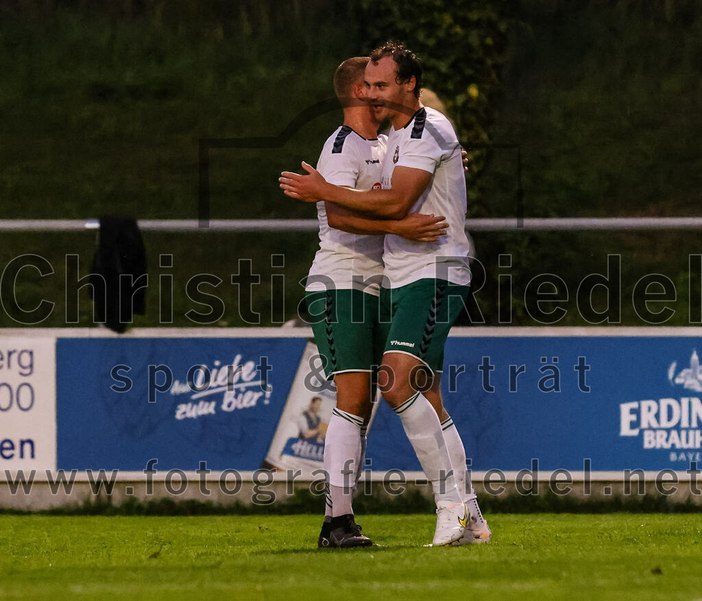 2023-09-01_112_FC_Schwaig_gegen_TSV_Gruenwald | Oberding, Deutschland, 01.09.2023:
Fußball, Landesliga Südost 2023 / 2024, 9. Spieltag, FC Schwaig gegen TSV Grünwald, Endergebnis: 3:1

Jubel nach dem 1:0 durch Markus Straßer (FC Schwaig, #11)
Nils Wölken (FC Schwaig, #8)

Foto: Christian Riedel / fotografie-riedel.net