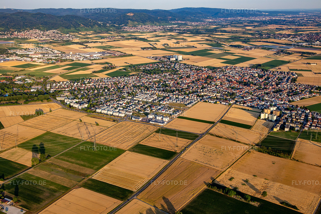 Luftbild: Ortsansicht von Nordwesten in Heddesheim im Bundesland Baden-Württemberg in Deutschland. Foto: IMG_137137.jpg vom 24.06.2023 durch Werner Riehm/FLY-FOTO.de