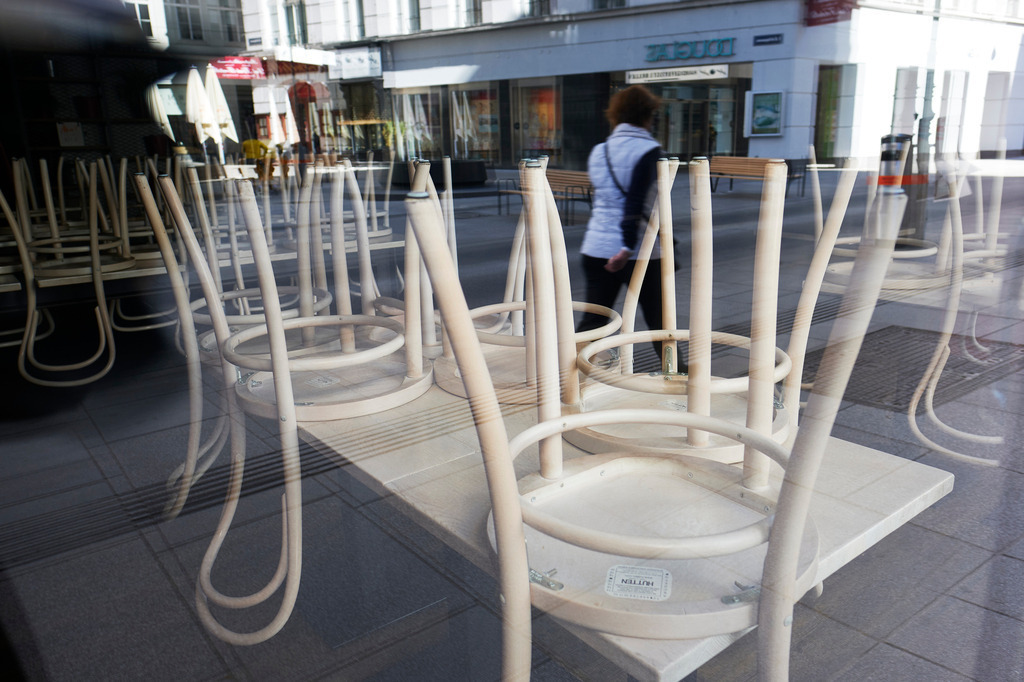 geschlossenes Cafe in der Innenstadt | Wien, Austria - April 07, 2020: Fotografische Eindrücke auf dem Weg von Floridsdorf zum Stephansplatz während der Corona-Krise; geschlossenes Cafe in der Innenstadt. - Realisiert mit Pictrs.com