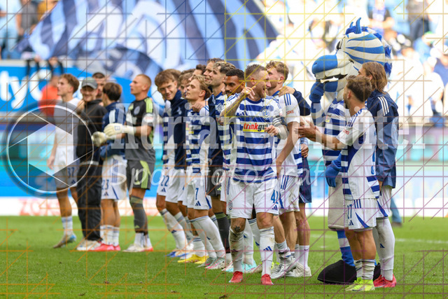 MSV Duisburg vs VfB Stuttgart II - 3. Liga | Duisburg, Deutschland, 02.08.25:   die Mannschaft vom MSV Duisburg jubelt nach dem Sieg waehrend des Spiels der 3. Liga MSV Duisburg vs VfB Stuttgart II in der schauinsland-reisen-arena(Foto von Brauer-Fotoagentur / Adrian Schlueter)