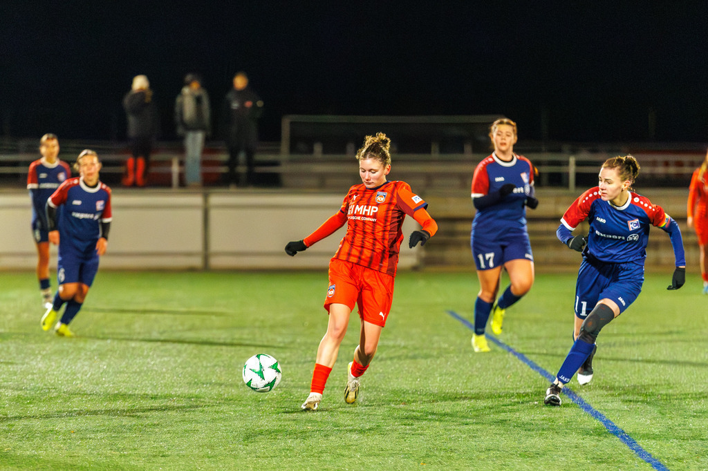 FCHFCE_251121_3299 | 1.FC Heidenheim 1846 II vs. FC Ellwangen II, Fußball, Frauen, Bezirksliga, 2025/2026, 10. Spieltag, 22.11.2025 in Heidenheim, Kunstrasen b. Voith-Arena West, Flutlichtspiel(Foto: Michael Bulling) - Realisiert mit Pictrs.com