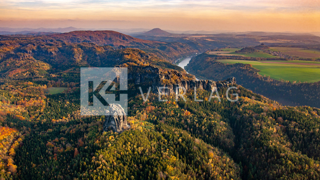 Wandbild-Panorama-Schrammsteine-Falkenstein-O80820 | Herbst über den Schrammsteinen und dem Falkenstein - Realisiert mit Pictrs.com