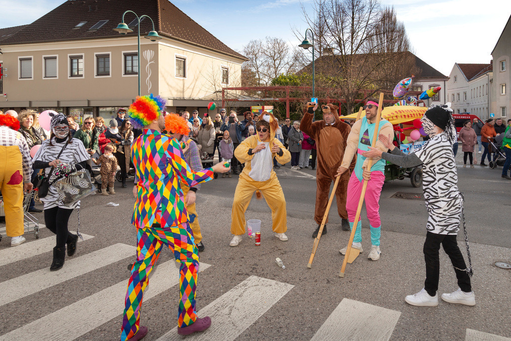 Umzug2025-145_9799 | Fotostrecke: FASCHINGSUMZUG 2025 in Loosdorf. 22 Masken(gruppen)-Teilnehmer: Loosdorfer Vereine, Wirtschaftstreibende, Gemeindeabordnungen sowie Kreditinstitute. rund 700 Besucher entlang der Hauptstrasse. Veranstaltungs-Sicherung durch Mannschaft der FF-Loosdorf mit schwerem Gerät. Maskenprämierung am EKZ-Platz durch Bgm. Thomas Vasku in den Kategorien: Bester Festwagen (Fa. gkonzept-Groissenberger; Beste Personengruppe-ASK-Loosdorf; Beste Einzelperson; Weiteste Anreise-FF Schollach;