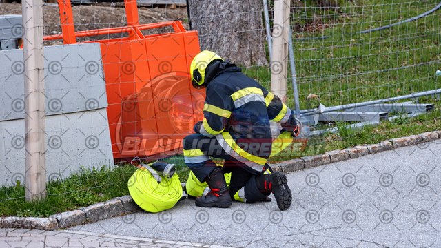 Feuerwehrmann der einen Schlauch ausrollt | Feuerwehrmann der einen Schlauch ausrollt - Realisiert mit Pictrs.com