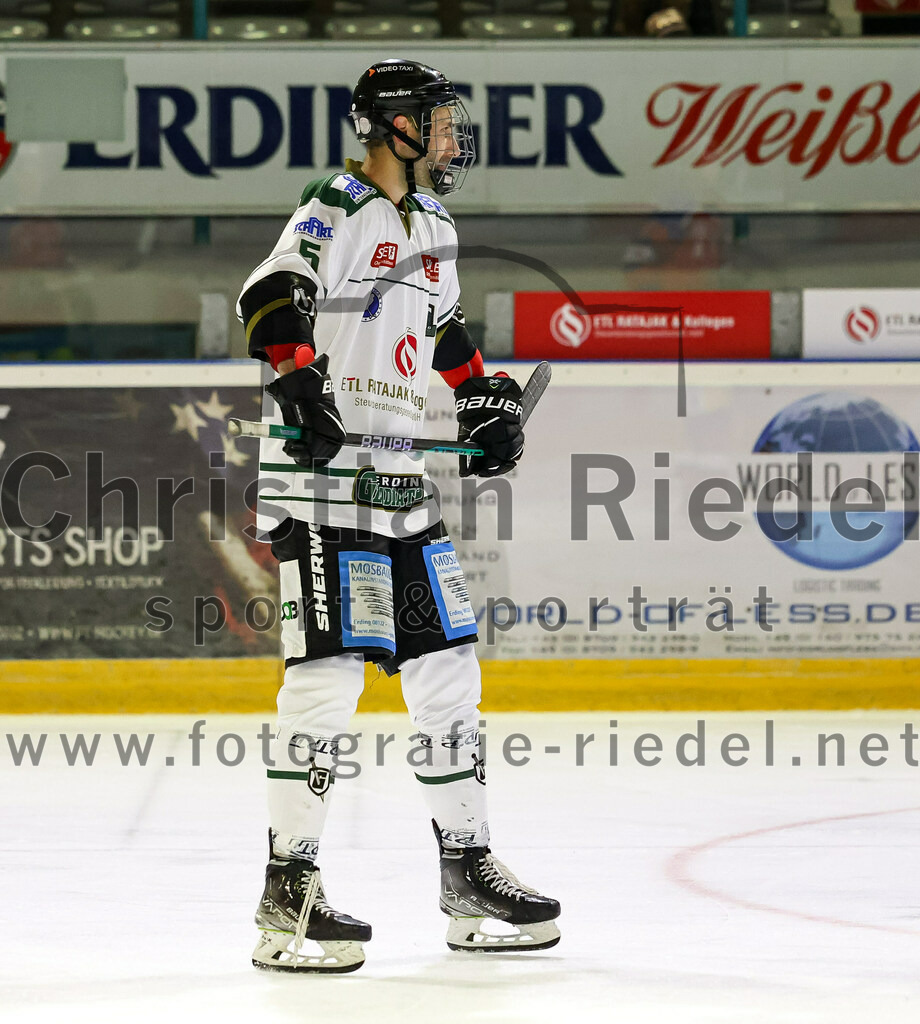 2022-09-09_094_TSV_Erding_gegen_Deggendorfer_SC | Erding, Deutschland, 09.09.2022:
Eishockey, Bayernliga 2022 / 2023, Testspiel, TSV Erding gegen Deggendorfer SC, Endergebnis: 2:5

Florian Zimmermann (Erding Gladiators, #5)

Foto: Christian Riedel / fotografie-riedel.net