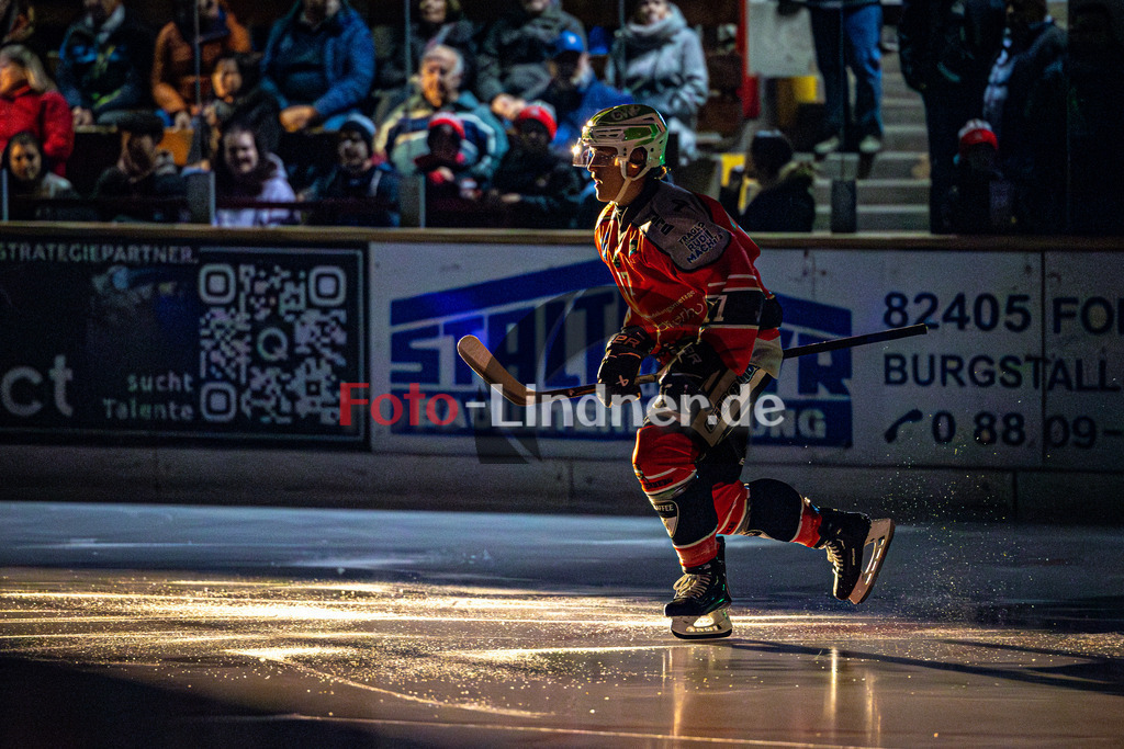 TSV Peißenberg MINERS vs EHC Königsbrunn | Eishockey Bayernliga Vorrunde 2024/2025, TSV Peißenberg MINERS vs EHC Königsbrunn, 20241027,Bernhard SCHMID (MINERS 77) beim Einlauf,2024-10-27 in Peißenberg (Eisstadion)Bernhard SCHMID (MINERS 77)Copyright: WolfgangxLindner