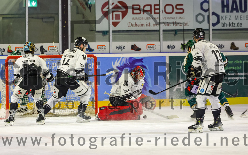 2026-01-30_053_TSV_Erding_gegen_EHF_Passau_Black_Hawks | Erding, Deutschland, 30.01.2026:Eishockey, Oberliga Süd 2025 / 2026, 42. Spieltag, TSV Erding gegen EHF Passau Black Hawks, Endergebnis: 2:6Andrew Schembri (EHF Passau Black Hawks, #74), Philipp Faulhaber (EHF Passau Black Hawks, #16), Torwart Janik Engler (EHF Passau Black Hawks, #30), Christian Neuert (EHF Passau Black Hawks, #13)Foto: Christian Riedel / fotografie-riedel.net