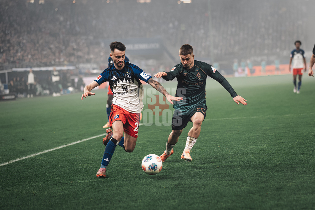 Fußball | Männer | Saison 2025/2026 | 1. Fußball-Bundesliga | 13. Spieltag | Hamburger SV vs. SV Werder Bremen | 07.12.2025 | v.l. Fabio Daniel Ferreira Vieira (#20, HSV) gegen Romano Schmid (#20, SV Werder Bremen)