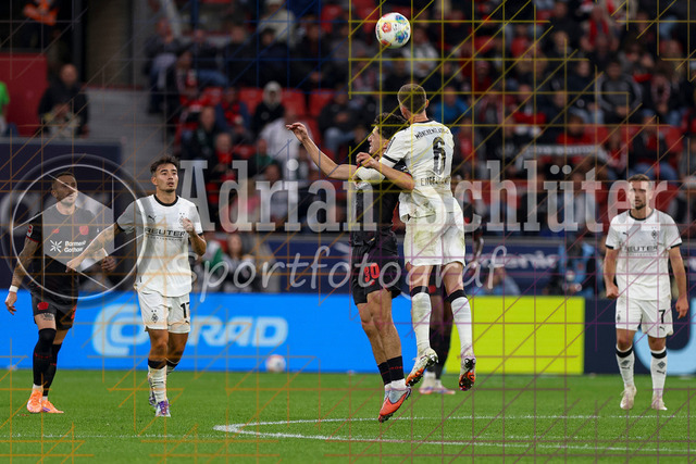 Bayer 04 Leverkusen vs Borussia Mönchengladbach - Bundesliga  | Leverkusen, Deutschland, 21.09.25:   Ibrahim Maza (Bayer 04 Leverkusen) und Yannik Engelhardt (Borussia Mönchengladbach) im Kampf um den Ball waehrend des Spiels der Bundesliga zwischen  Bayer 04 Leverkusen vs Borussia Mönchengladbach in der BayArena(Foto von Brauer-Fotoagentur / Adrian Schlueter)