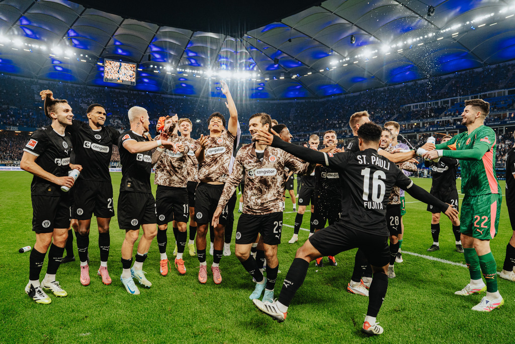 FCS04409 | Der offizielle Shop für FC St. Pauli Fotos. Wähle aus Spielszenen & Fanmomenten dein FCSP Wunschformat. Wir liefern Millerntor-Atmosphäre.