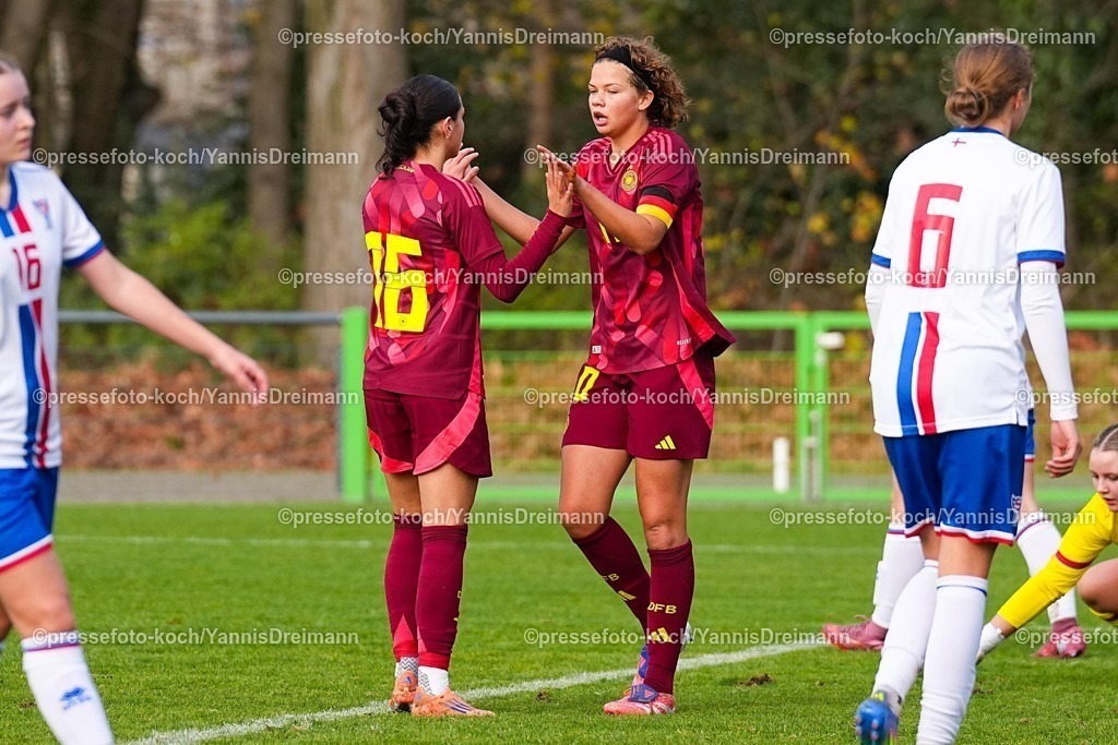 xYDRx29112501014 | 29.11.2025, xydrx, Fußball, Länderspiel, EM-Qualifikation U19-Frauen, Deutschland - Färöer, Sportschule Wedau: Torjubel nach dem Tor zum 4:0 für Deutschland durch Torschütze Rosa Rueckert (GER #10) zusammen mit Kassandra Potsi (GER #16)DFB regulations prohibit any use of photographs as image sequences and or quasi-video.Photo: xYannisxDreimannxPressefotokochx