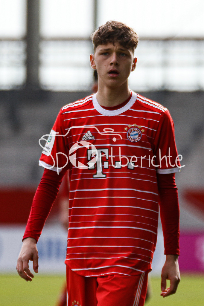 FC Bayern Muenchen U19 - FC Augsburg U19 | Matteo SCHABLAS (FCB #3) in Aktion