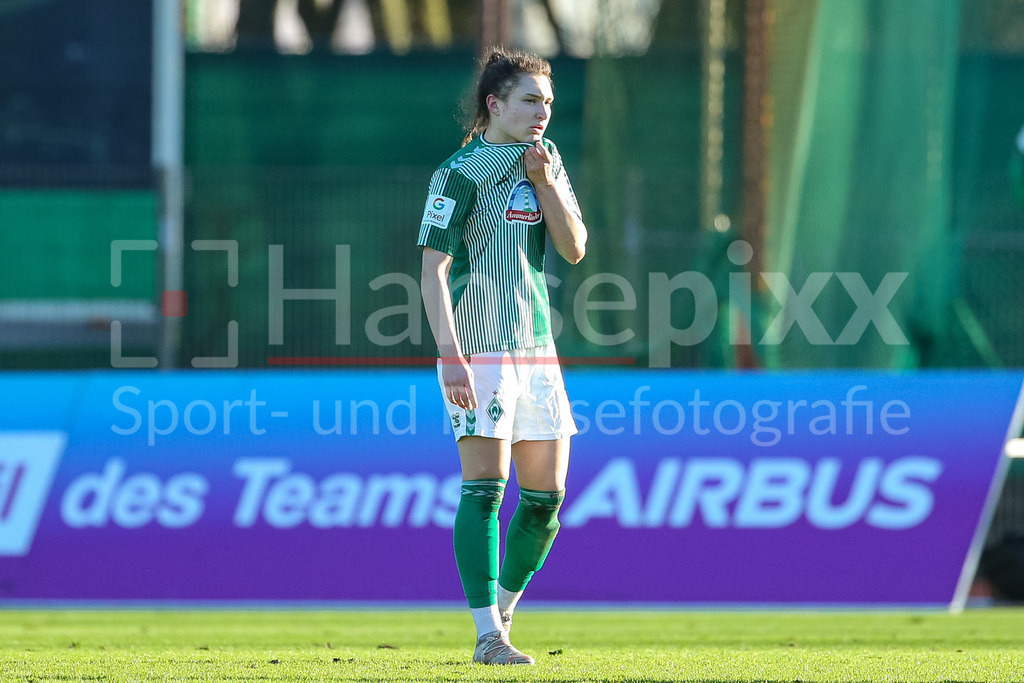Fussball, Google Pixel Frauen-Bundesliga, SV Werder Bremen - SC Freiburg | v.li.: Sophie Weidauer (SV Werder Bremen, 9) enttäuscht über die Niederlage, Enttäuschung nach dem Schlusspfiff, Abpfiff, Highlight, Verlierer, verloren, Frustration, pessimistisch,, DIE DFB-RICHTLINIEN UNTERSAGEN JEGLICHE NUTZUNG VON FOTOS ALS SEQUENZBILDER UND/ODER VIDEOÄHNLICHE FOTOSTRECKEN. DFB REGULATIONS PROHIBIT ANY USE OF PHOTOGRAPHS AS IMAGE SEQUENCES AND/OR QUASI-VIDEO.