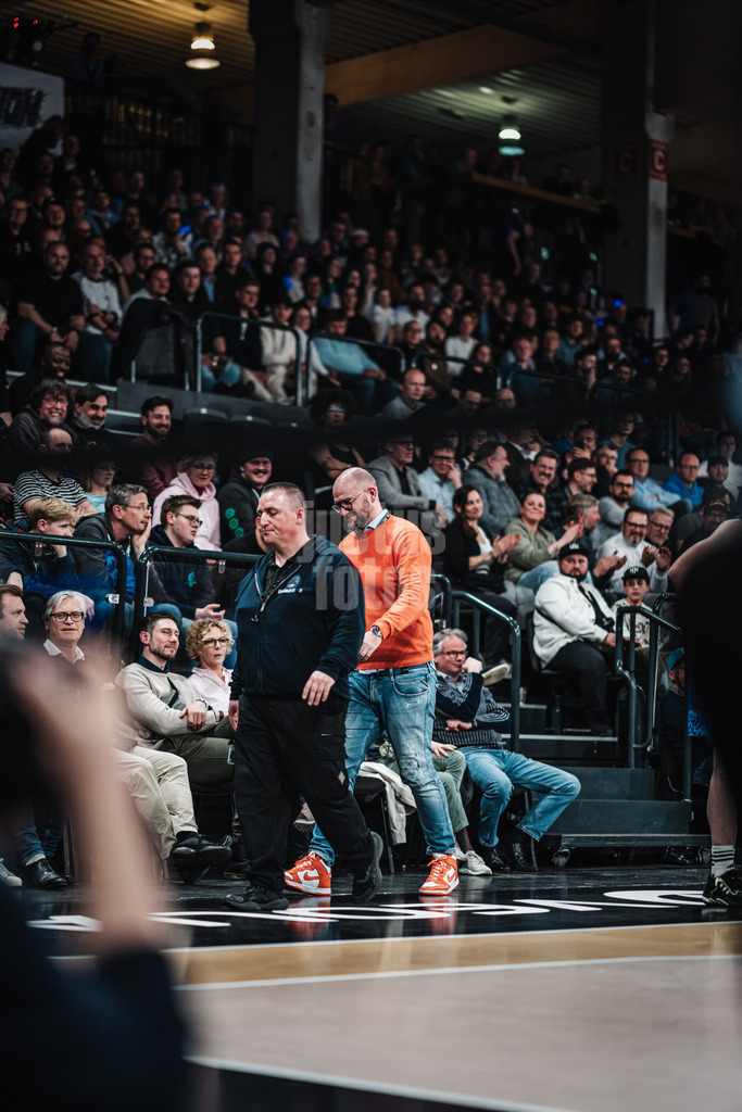 Basketball | Männer | Saison 2023/2024 | easyCredit Basketball Bundesliga | Veolia Towers Hamburg vs. Alba Berlin | 17.04.2024 | Ein vorlauter Fan wird aus der Arena geworfen