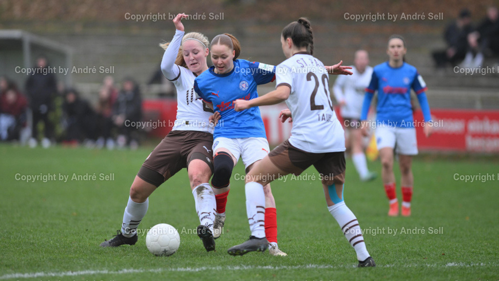 Holstein Kiel vs St. Pauli | Kira Hasse (Holstein #24) / Josefin Lutz (St. Pauli #12) &amp; Linnea Taube (St. Pauli #20) - Fußball-Regionalliga Nord Frauen 2024/2025 / Holstein Kiel vs St. Pauli / Waldwiese / Kiel / 10.11.24 - Realisiert mit Pictrs.com