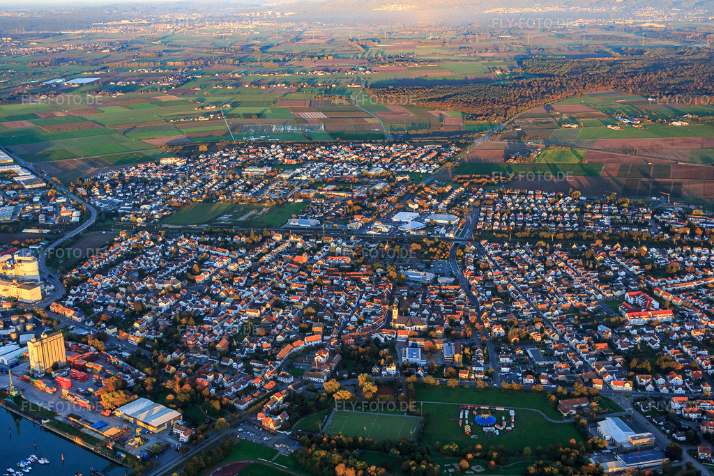 Luftbild: Stadtpanorama aus Westen in Gernsheim im Bundesland Hessen in Deutschland. Foto: IMG_075107.jpg vom 18.10.2014 durch Werner Riehm/FLY-FOTO.de