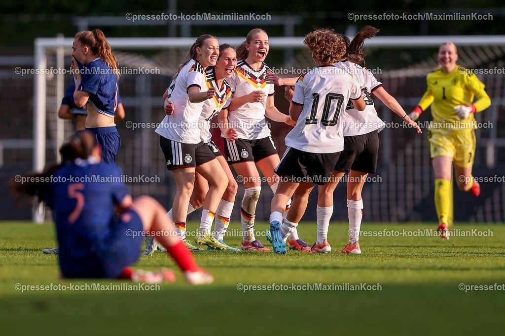 DFB16042601065 | 16.04.2026, Essen, Fußball, UEFA Womens UNDER 19 Championship qualification, Germany - France, Stadion Uhlenkrug, Saison 2025 / 2026: Abschlussjubel nach dem 2:1 Sieg - Die Spielerinnen jubelnd auf dem Spielfeld Marie Gmeineder (Deutschland U19 #06) Maj Schneider (Deutschland U19 #15) Zoe Schick (Deutschland U19 #07)  Rosa Rückert (Deutschland U19 #10) Laila Portella (Deutschland U19 #19)  DFB regulations prohibit any use of photographs as image sequences and or quasi-video.