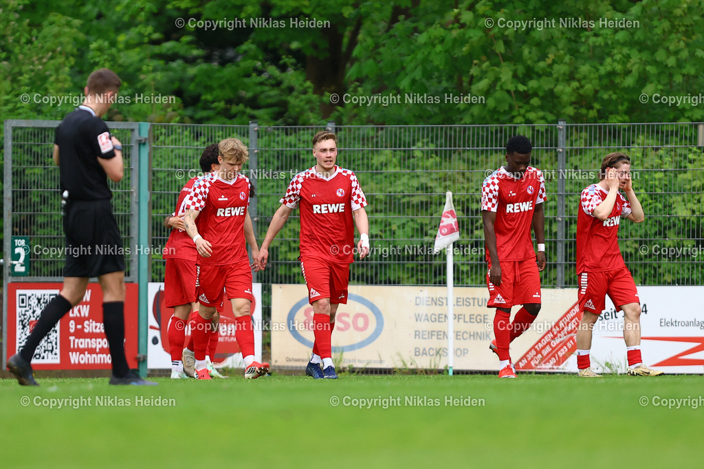 NH_FCEintrachtNorderstedt_BWLohne_RegionalligaNord_03052026 | #9 Lukas Krüger (FC Eintracht Norderstedt) bejubelt zusammen mit seinen Teamkollegen seinen Treffer zum 2:1.Fußball I Herren I Regionalliga Nord I Saison 2025-2026 I 32. Spieltag I FC Eintracht Norderstedt - Blau-Weiß Lohne I 03.05.2026 I Edmund-Plambeck-Stadion