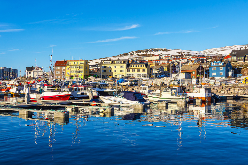 Blick auf den Hafen der Stadt Hammerfest in Norwegen | Blick auf den Hafen der Stadt Hammerfest in Norwegen.