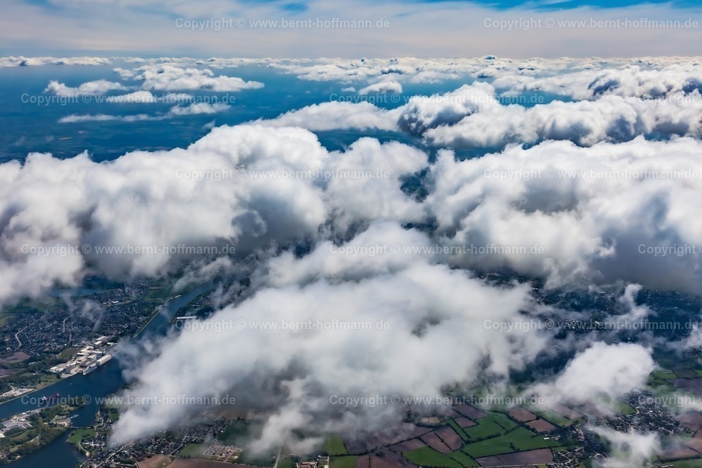 PLB_0556z_Wolken_ueber_RD | Luftbild, Stadt Rendsburg unter lockeren Cumulus-Wolken, Blick Richtung Südwesten. - Realisiert mit Pictrs.com