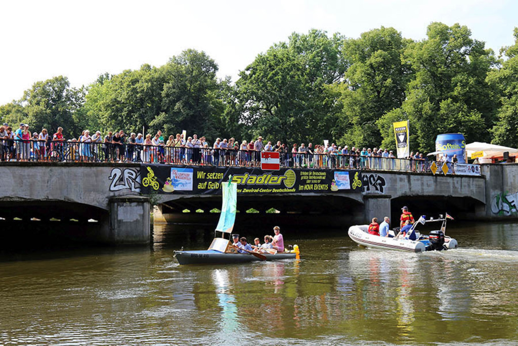 Foto: Leipzig - Sachsenbrücke - Leipziger Wasserfest 2015 | Das Team hinter BILDLEXIKON LEIPZIG bündelt historische wie aktuelle Informationen über die Stadt Leipzig in Text und Bild auf einer Plattform und stellt diese der interessierten Öffentlichkeit zur Verfügung.