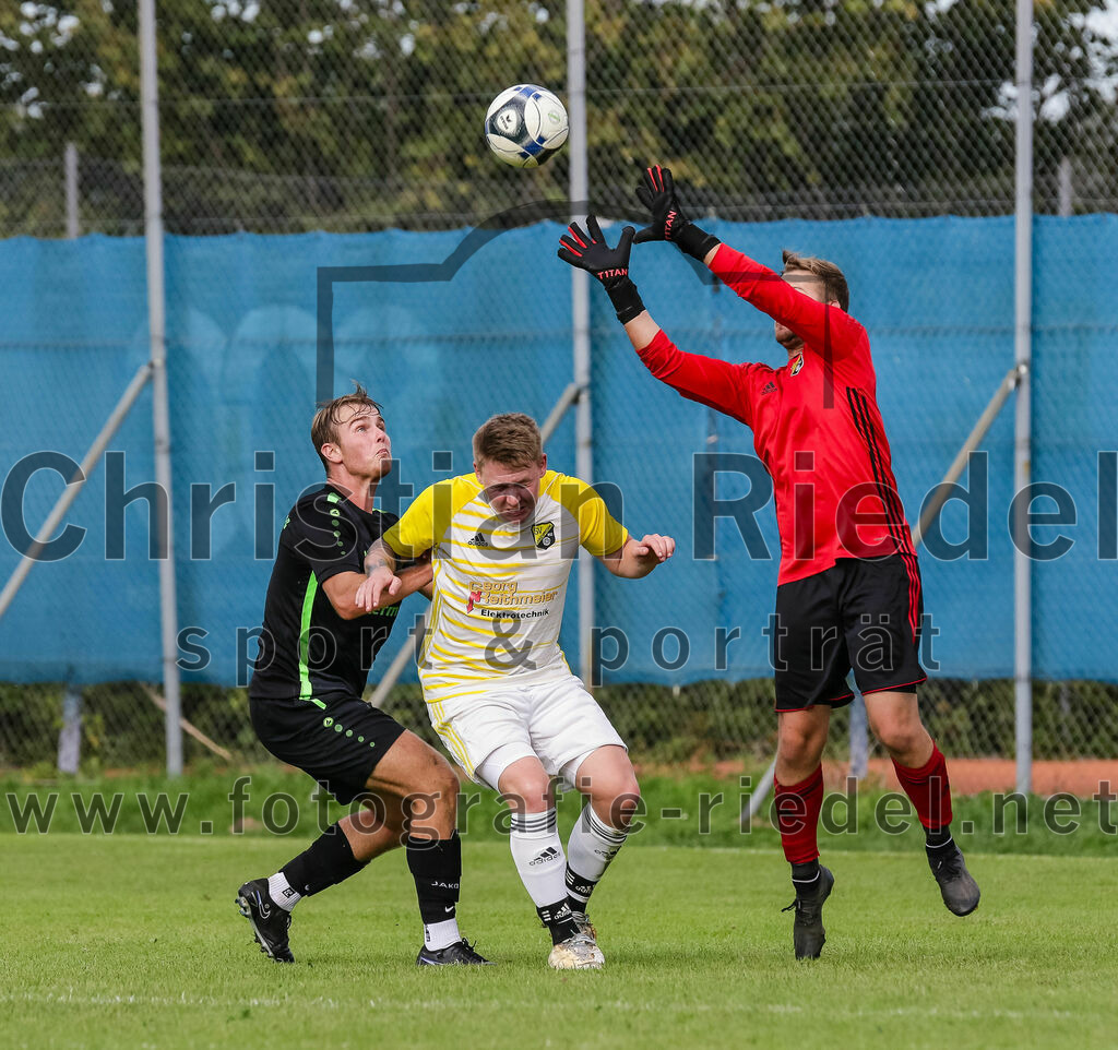 2023-09-17_038_SpVgg_Neuching_gegen_FC_Langenpreising | Neuching, Deutschland, 17.09.2023:
Fußball, A-Klasse 2023 / 2024, 7. Spieltag, SpVgg Neuching gegen SpVgg Langenpreising, Endergebnis: 5:1

Johannes Graf (SpVgg Neuching, #8), Sebastian Michel (SpVgg Langenpreising, #15), Torwart Maximilian Gabriel (SpVgg Langenpreising, #1)

Foto: Christian Riedel / fotografie-riedel.net