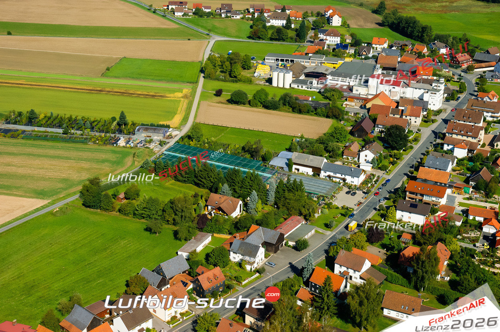 Die Luftaufnahme Neundorf - Mitwitz wurde vom UL-Flugzeug (keine Drohne) aus fotografiert.Hohe Druck- Auflösung-die Geschenkidee!