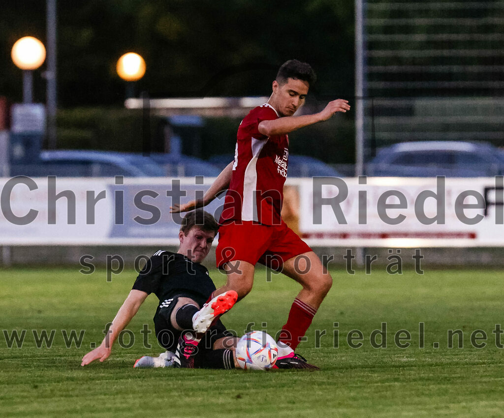 2023-07-20_079_FC_Finsing_gegen_TSV_Wartenberg | Finsing, Deutschland, 20.07.2023:
Fußball, Kreisliga 2023 / 2024, Testspiel, FC Finsing gegen TSV Wartenberg, Endergebnis: 1:0

Fabian Kövener (FC Finsing, #12), Maximilian Härtl (TSV Wartenberg, #10)

Foto: Christian Riedel / fotografie-riedel.net