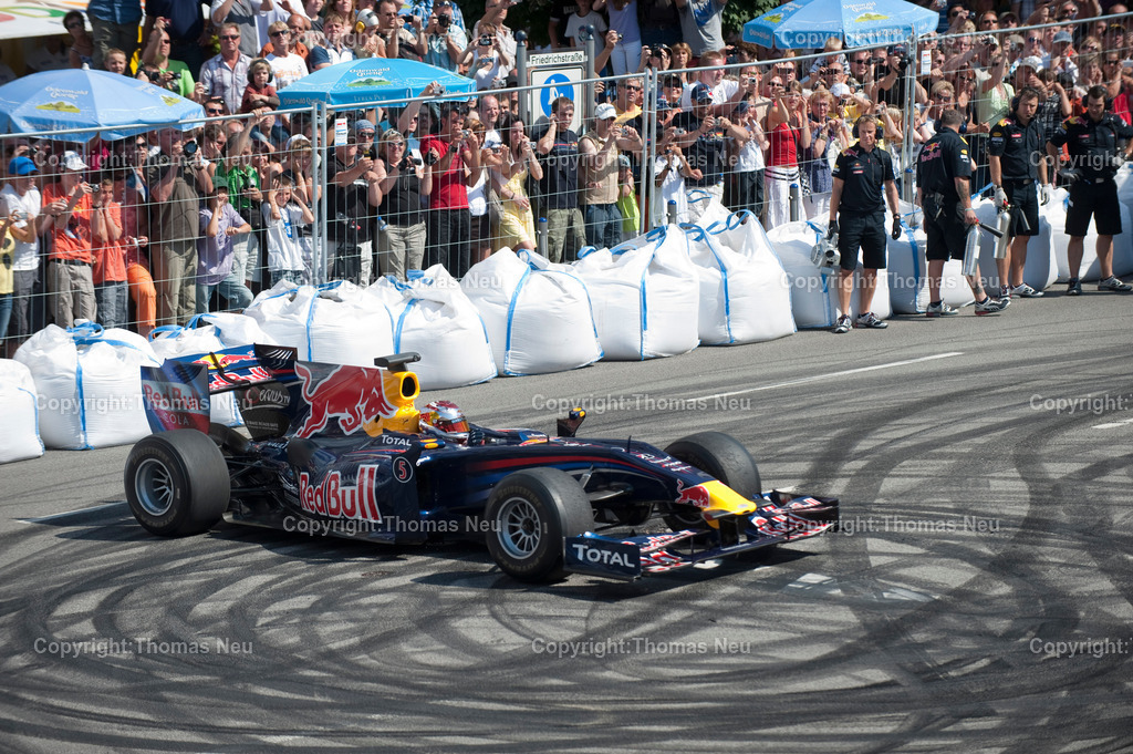 _DSC7293 | Sebastian Vettel beim spektakulären „Home Run“ in Heppenheim: Der Formel-1-Weltmeister fährt im Red-Bull-Rennwagen über die zur Rennstrecke umfunktionierte B3 in seiner Heimatstadt. Tausende Fans feiern ihren Lokalhelden.