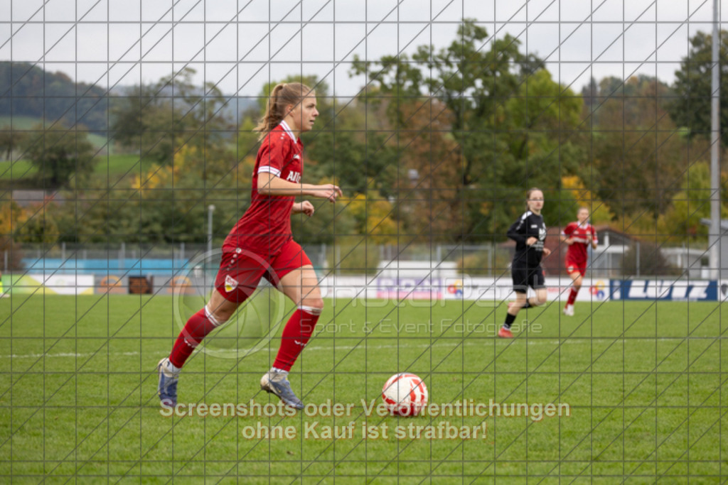 20251012_142715_1085 | #,1.FC Donzdorf (schwarz) vs. VfB Stuttgart II (rot), Fussball, Frauen-Verbandsliga Württemberg, 05. Spieltag, Saison 2025/2026, Rasenplatz Lautertal Stadion, Süßener Straße 16, 73072 Donzdorf, 12.10.2025 - 13:00 Uhr,Foto: PhotoPeet-Sportfotografie/Peter Harich