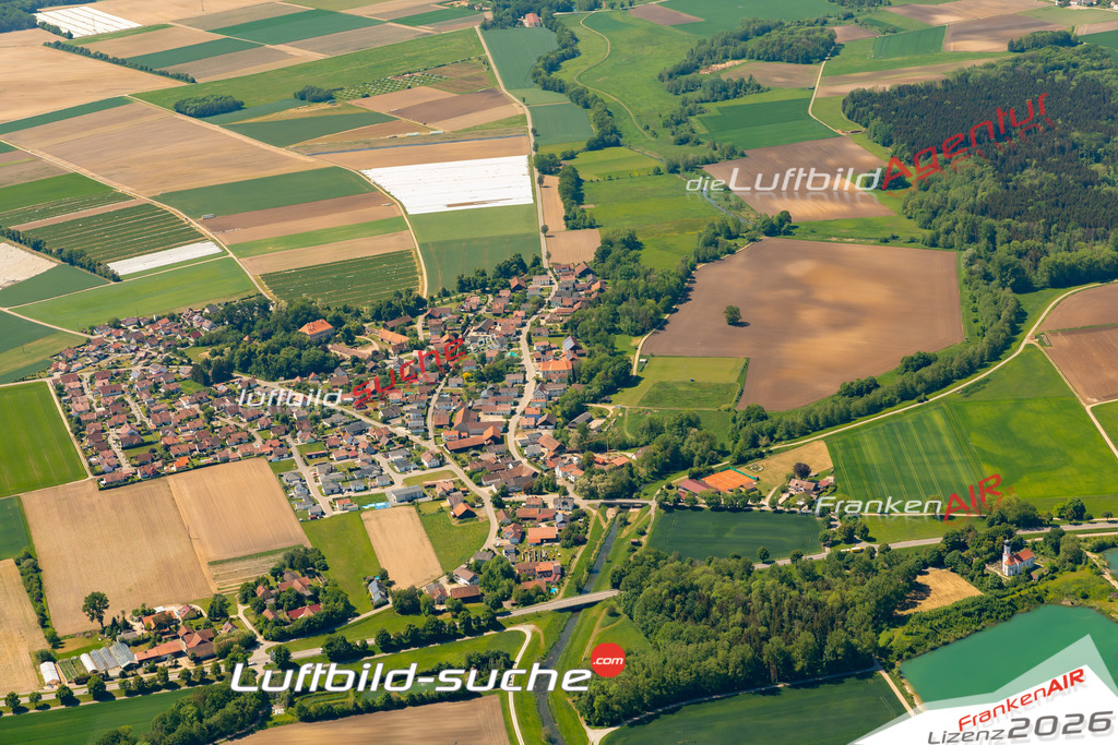 Das Luftbild zeigt : Schönach Mötzing - Die Luftaufnahme wurde 2024 vom UL-Flugzeug aus erstellt ( keine Drohne ) - Hochauflösende Luftaufnahme - Für grossformatige Ausdrucke geeignet. Die Geschenkidee !Mit Lizenz und Bildrechte bestellbar
