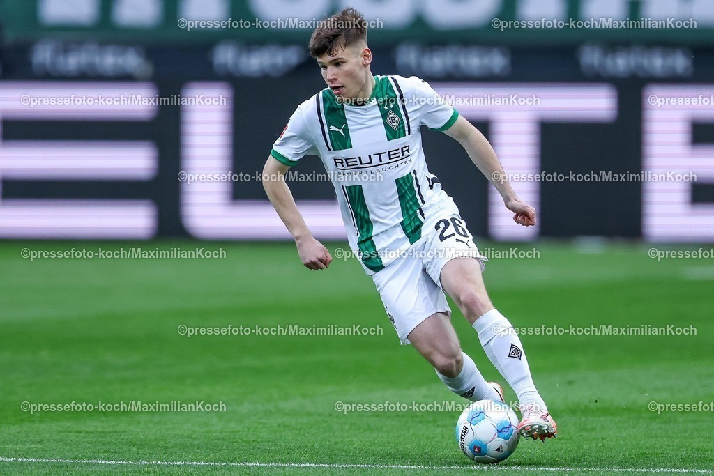 BMG21022502122 | 22.02.2025, Fußball, Borussia Mönchengladbach - FC Augsburg, 1. Fußball Bundesliga, Borussia-Park, Saison 2024 2025: Lukas Ullrich (Mönchengl. #26)DFB regulations prohibit any use of photographs as image sequences and or quasi-video.