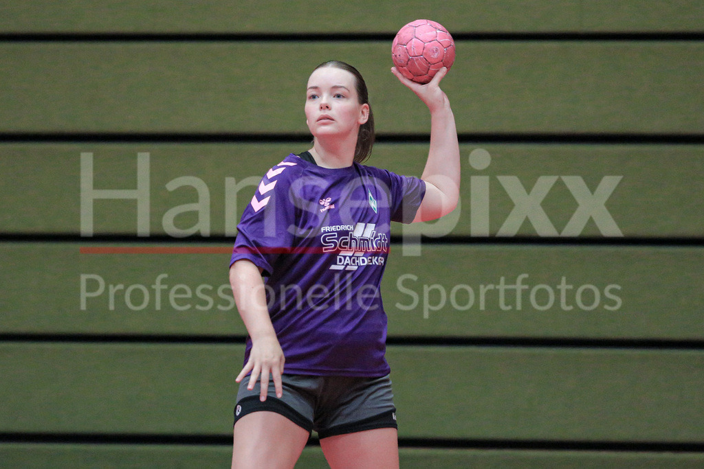 Handball, 2. Bundesliga Frauen, Training SV Werder Bremen | v.li.: Mathilda Häberle (SV Werder Bremen, 19) am Ball, Spielszene, Aktion, Action