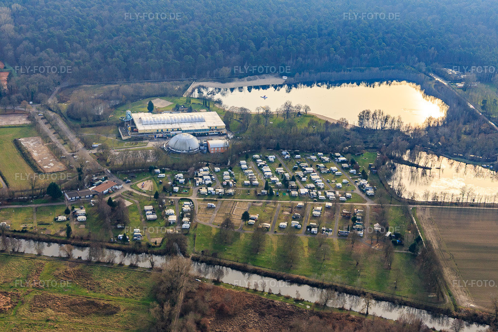 Luftbild: Strandbad und Camping im Freizeitzentrum Moby Dick in Rülzheim im Bundesland Rheinland-Pfalz in Deutschland. Foto: IMG_145118.jpg vom 04.01.2025 durch Werner Riehm/FLY-FOTO.de