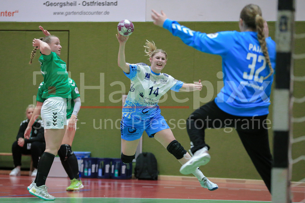 Handball, 2. Bundesliga Frauen, SV Werder Bremen - TuS Lintfort | v.li.: Hannah Weyers (SV Werder Bremen, 21) und Maxime Drent (TuS Lintfort, 14) beim Wurf, am Ball, Spielszene, Aktion, Action