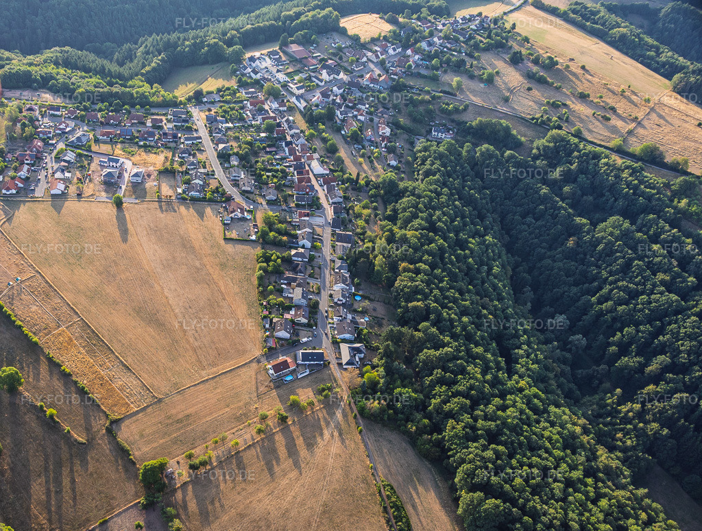 Luftbild: Ortsansicht von Westen im Ortsteil Hochstellerhof in Trulben im Bundesland Rheinland-Pfalz in Deutschland. – Foto: IMG_158687.jpg vom 15.08.2026 durch Werner Riehm/FLY-FOTO.de – Auflösung des Originals: 4882 x 3696 px