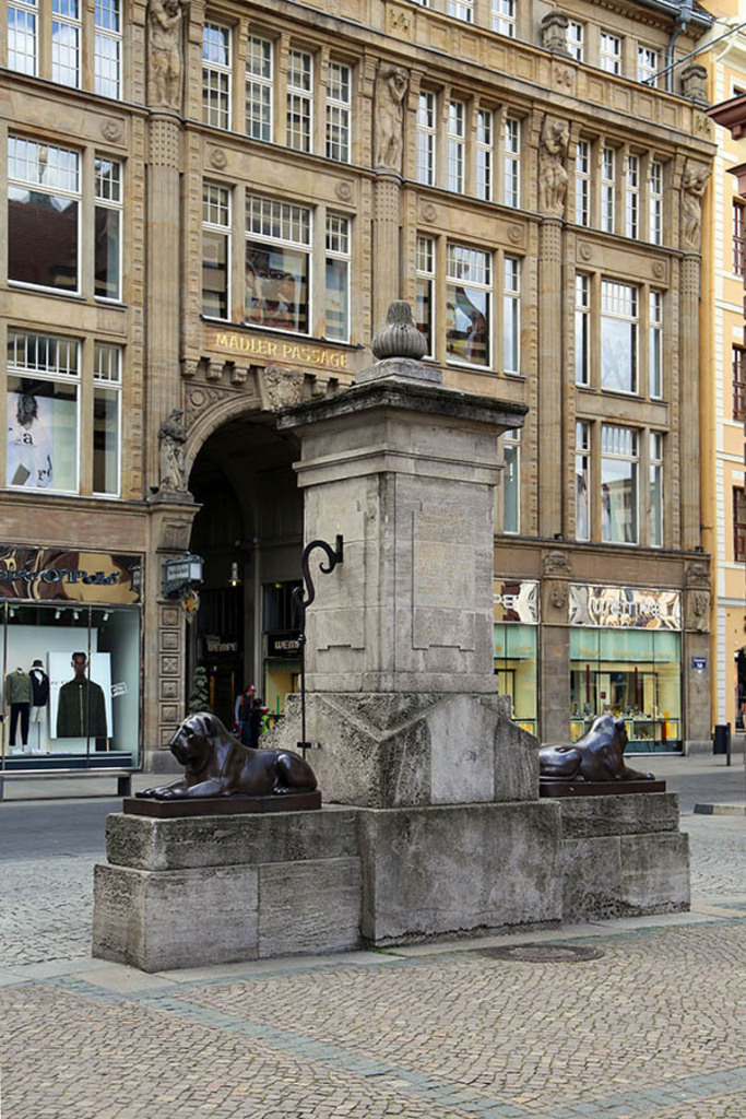 Foto: Leipzig - Löwenbrunnen auf dem Naschmarkt - Blick zur Mädler Passage | Das Team hinter BILDLEXIKON LEIPZIG bündelt historische wie aktuelle Informationen über die Stadt Leipzig in Text und Bild auf einer Plattform und stellt diese der interessierten Öffentlichkeit zur Verfügung.
