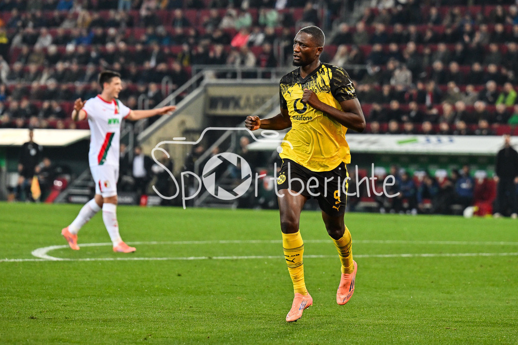 FC Augsburg - Borussia Dortmund | AUGSBURG, GERMANY - Serhou GUIRASSY (Borussia Dortmund 9) celebrates the goal to 0-1 during the bundesliga match between FC Augsburg vs. Borussia Dortmund on matchday 9 at WWK Arena on October 31, 2025 in Augsburg, Germany / DFL REGULATIONS PROHIBIT ANY USE OF PHOTOGRAPHS AS IMAGE SEQUENCES AND/OR QUASI-VIDEO / Carney CHUKWUEMEKA (Borussia Dortmund 17)