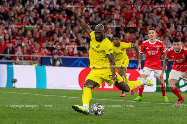 20230411slbint_00194 | Lissabon am 11.04.2023 UEFA Championsleague S.L.Benfica - Inter Mailand v.l., Romelu Lukaku (Inter Mailand), Goal scored, Tor zum 0:2 - Realisiert mit Pictrs.com