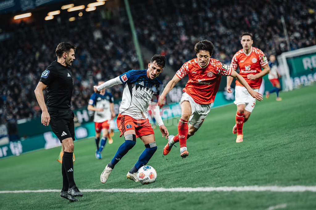 Fußball | Männer | Saison 2025/2026 | 1. Fußball-Bundesliga | 6. Spieltag | Hamburger SV vs. 1. FSV Mainz 05 | 05.10.2025 | v.l. Nicolas Capaldo (#24, HSV) gegen Jae-sung Lee (#7, 1. FSV Mainz 05)