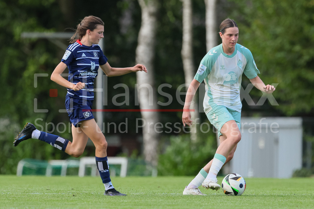 Fussball, Testspiel Frauen, Hamburger SV - SV Werder Bremen | v.li.: Lotta Wrede (Hambruger SV, 32) und Lara Schmidt (SV Werder Bremen, 24) im Zweikampf, Duell, Dynamik, Aktion, Action, Spielszene